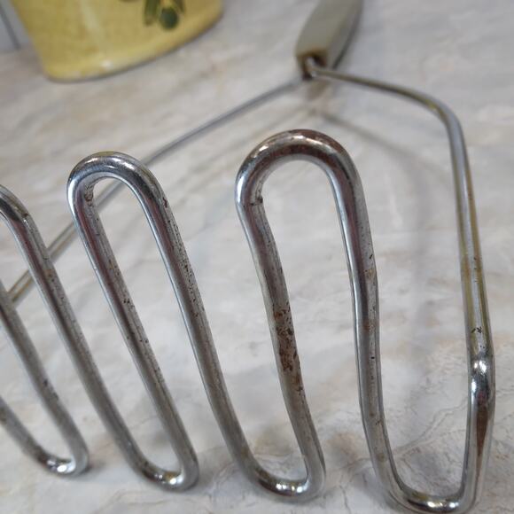 Vintage Green Handle Handheld Manual Potato Masher Retro 70's Olive Drab Kitchen - Picture 5 of 6